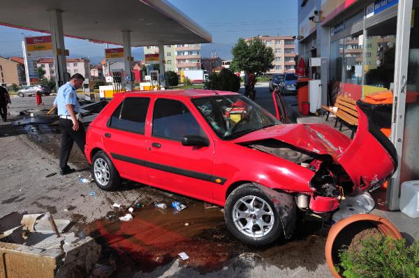 Otomobil akaryakıt istasyonuna daldı: 2 yaralı