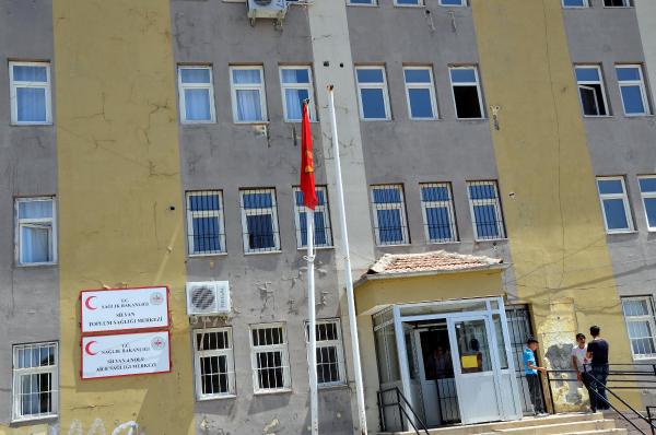 Silvan'da silahlı PKK'lılar mahallelere hendek kazıp polisle çatıştı (2)