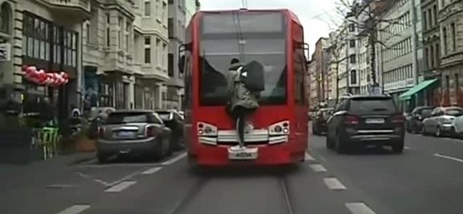Tramvayı kaçırınca cam sileceğinde gitti