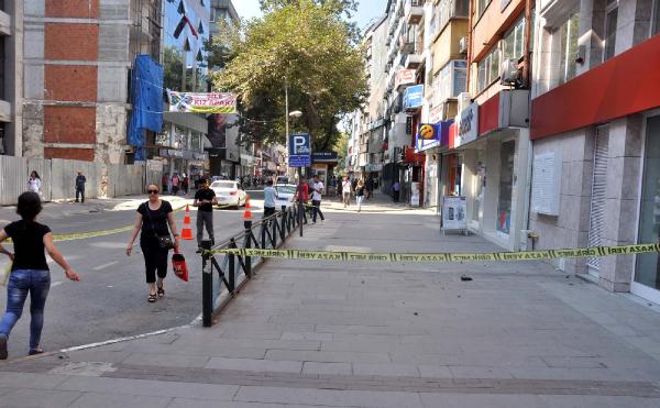 Binadan kopan beton parçaları kaldırıma düştü