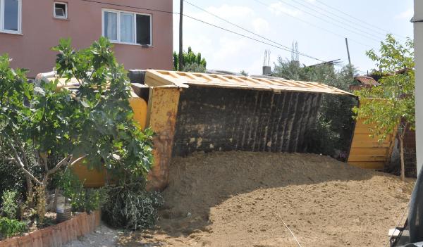 Yol çöktü, kum yük kamyon devrildi