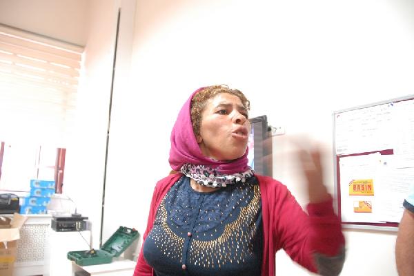 Tekerlekli sandalyeye oturtuğu oğluyla dilencilik yapan kadın zabıta ekipleri tarafından yakalandı
