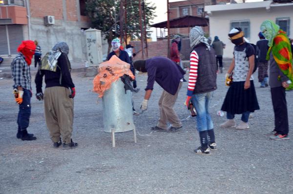 Silvan'da silahlı PKK'lılar mahallelere hendek kazıp polisle çatıştı (2)