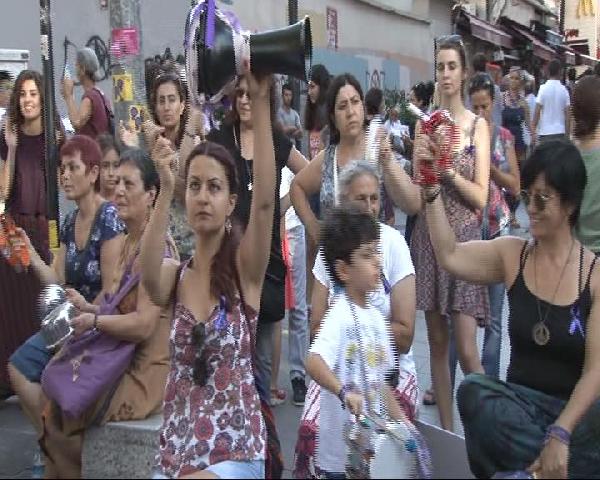 Kadıköy'de kadınlardan "Barış için ses çıkar" eylemi