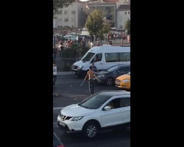 Zabıtaya kızdı; elinde palayla E-5'te yol kesti