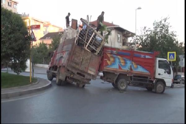 Yan yatan kamyonet başka bir kamyonet yardımıyla düzeltildi