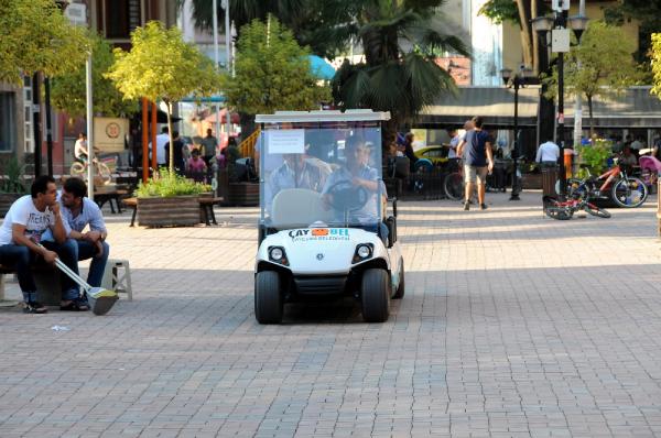 Trafiğe kapatılan bulvarda golf aracıyla gezi