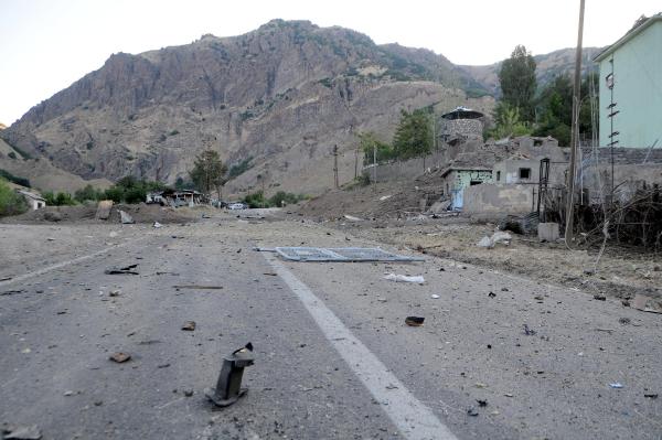 PKK, bombalı araçla Pülümür Jandarma Bölük Komutanlığı'na saldırdı: 4 yaralı - yeniden