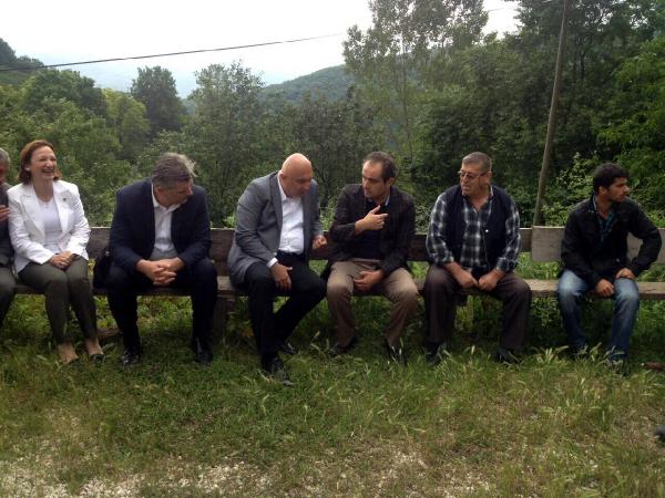 CHP'li Özkoç, köylülerin topladığı taşocağı dilekçesini Vali Coş'a teslim etti