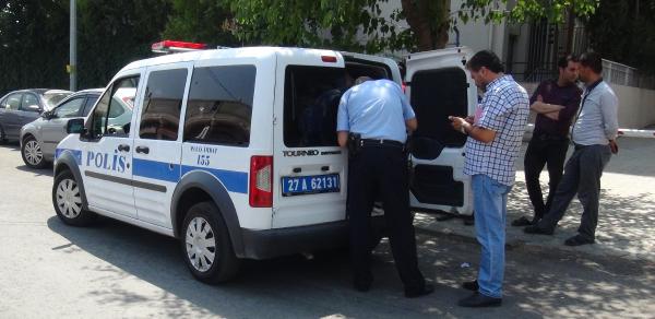 Kadının çantasını kapan şüpheliyi vatandaş yakaladı