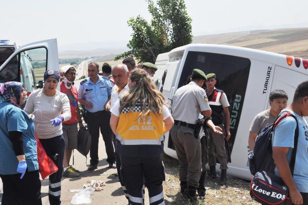 Turistleri taşıyan Midibüs devrildi: 20 yaralı