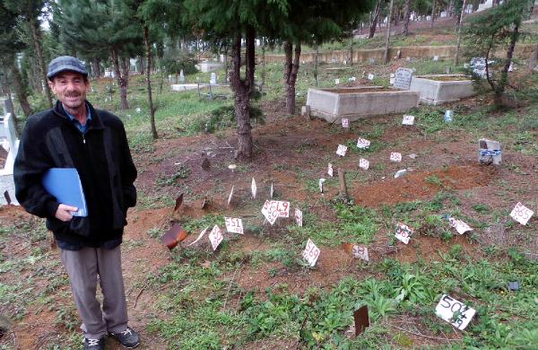 Depremde izin kaybettiği eşinin mezarını 15 yıl sonra buldu, bir yıldır memleketine naklettiremiyor