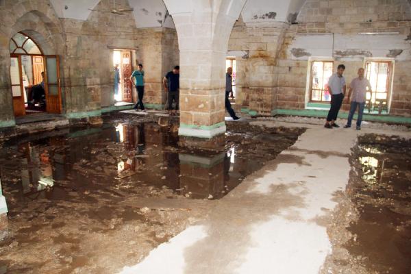 Balıklıgöl'de taban suyu yükselen cami ibadete kapatıldı