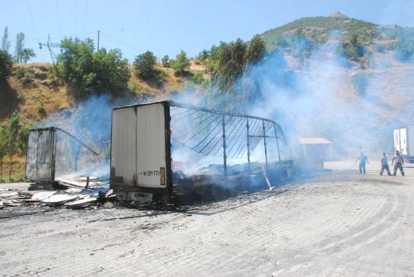 Bitlis'te PKK'lılar yol kesti araçları ateşe verdi