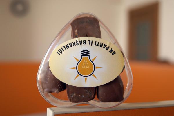 Ak Partili gençler 14’üncü yıl çikolatası dağıttı