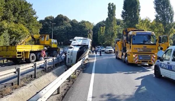Bahçeköy'de midibüs devrildi: 1 ölü 2'si ağır 13 yaralı (1)