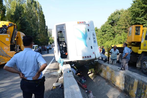 (fotoğraflar) Bahçeköy'de piknikçileri taşıyan midibüs devrildi; 1 ölü, 12 yaralı