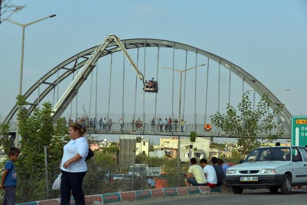 İntihar girişimi için üst geçite çıkınca, otoyol trafiğe kapatıldı