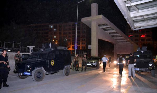 Lojmanda nöbet tutan polislere ateş açıldı: 2 polis yaralı (2)