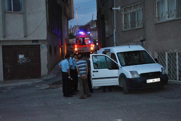 Emekli öğretmen evinde ölü bulundu