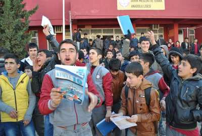 Derik esnafı elektrik kesintisini yol kapatarak protesto etti