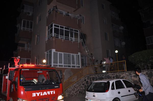 Yangında balkonda arasında mahsur kalan 9 kişi itfaiye ekiplerince kurtarıldı
