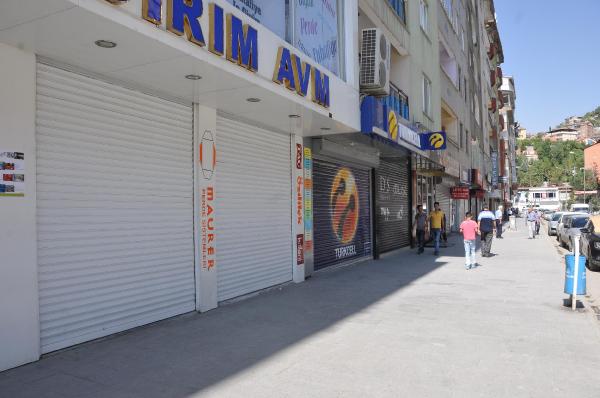Hakkari ve Yüksekova'da kepenkler kapalı