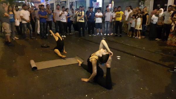İstiklal Caddesi'nde yoga gösterisi
