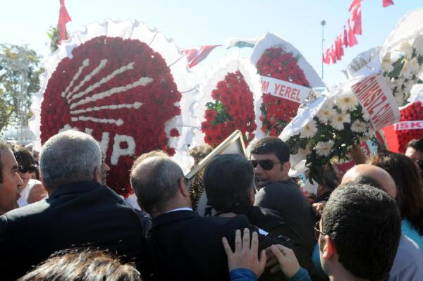 Ata'ya çelenk sunumuna 3 yıl hapis istemi