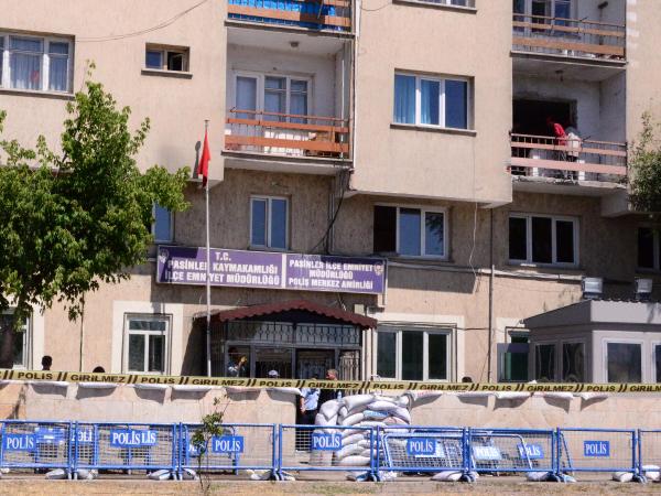 Roketatarlı saldırıya uğrayan Pasinler Emniyet Müdürlüğü'ne halktan baltalı, kürekli destek (2)