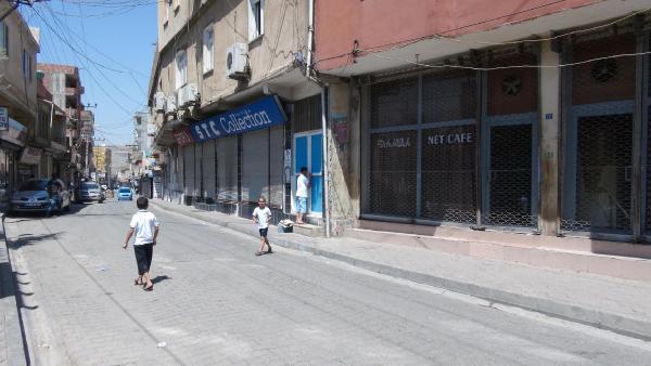 PKK'nın eylemlere başlamasının yıldönümünde Cizre ve Derik'te kepenkler kapalı