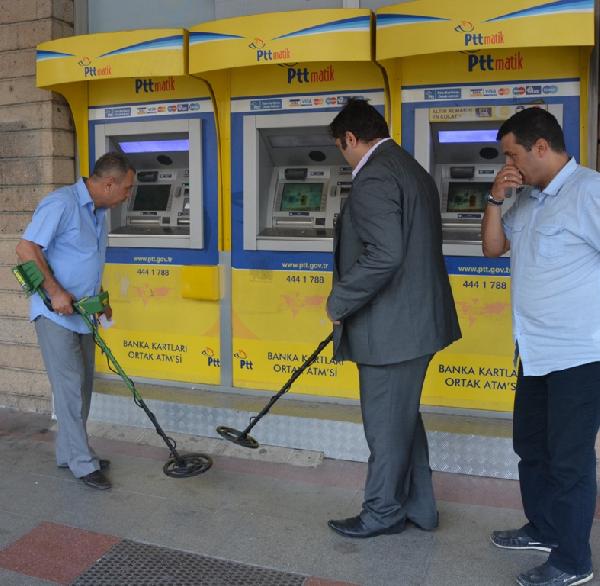 ATM’de kaybolan parayı dedektörle aradılar son çare cinci hoca