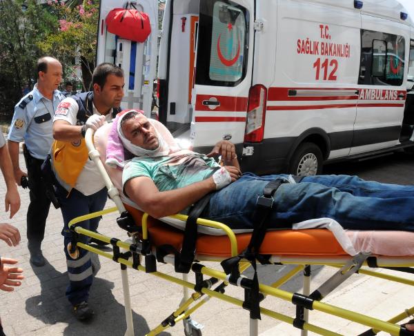 Çocukları için sopalarla kavga ettiler: 2 yaralı
