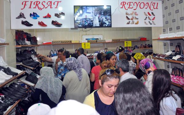 1 liralık bin çift ayakkabı 1 saatte tükendi