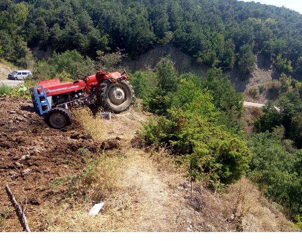 Traktör şarampole yuvarlandı: 2 ölü, 4 yaralı