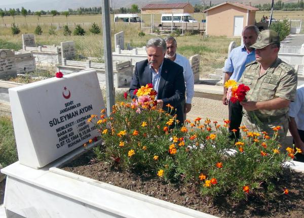 PKK'nın 31 yıl önce ilk şehit ettiği komando er Süleyman Aydın mezarı başında anıldı