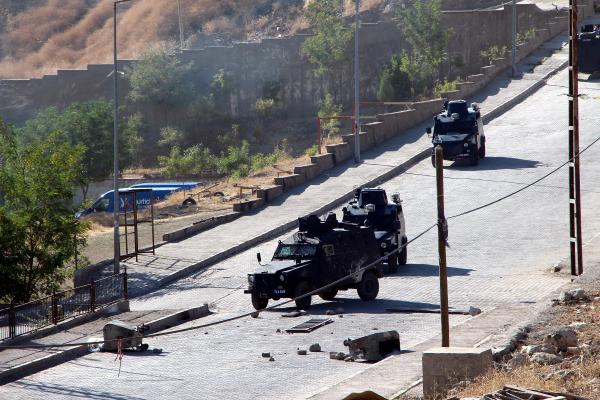 Şırnak'ta sokaklara barikat kuran göstericilere polis müdahalesi