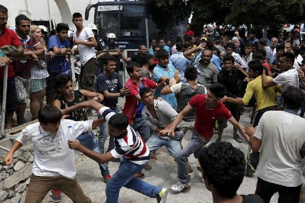 Komşuda kampa götürülen kaçaklar arasında gemide kavga çıktı