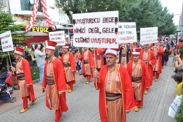 Mehter takımı uyuşturucuya karşı yürüdü
