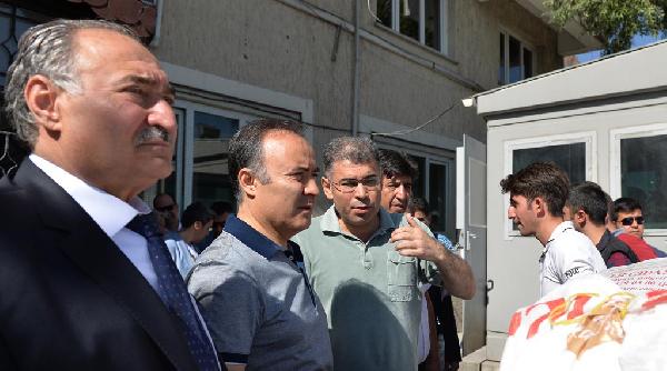 Roketatarlı saldırıya uğrayan Pasinler Emniyet Müdürlüğü'ne halktan baltalı, kürekli destek (4)