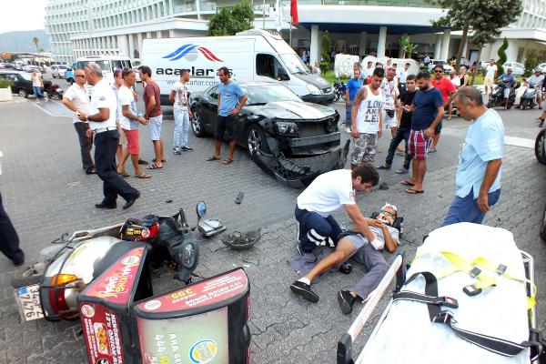 Lüks otomobille motosiklet çarpıştı: 1 yaralı