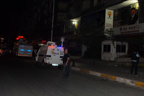 Diyarbakır'da Ak Parti İl Başkanlığı'na bombalı saldırı: 1 polis yaralı