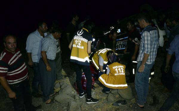Devrilen TIR’dan dökülen briketlere çekici çarptı: 2 yaralı