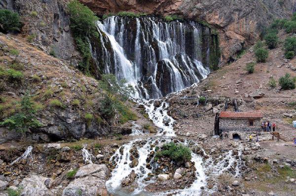Kapuzbaşı Şelalesi’ne ziyaretçi akını