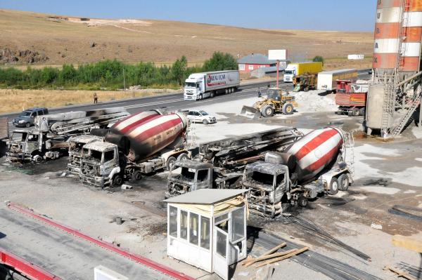 PKK'lılar Patnos'ta 7 araç yaktı