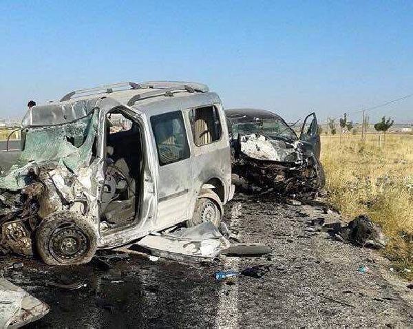 Van'da 2 araç çarpıştı: 4 ölü