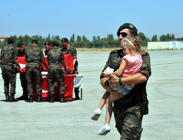 Şehit polis memleketine uğurlandı