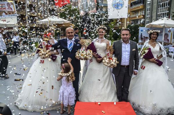 Makedonyalı genç kız 'Sarımsak güzeli' oldu