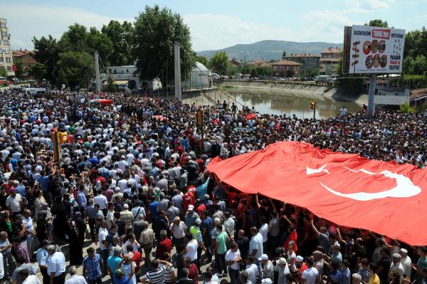 Şehit uzman çavuş Gencer’i 5 bin kişi son yolculuğuna uğurladı