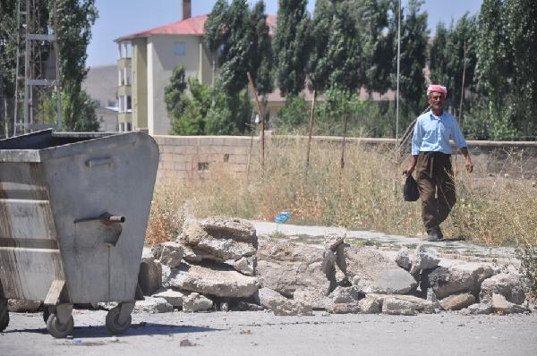 PKK'lılar Yüksekova'da mahallelerin girişini hendek ve barikatlarla kapattı